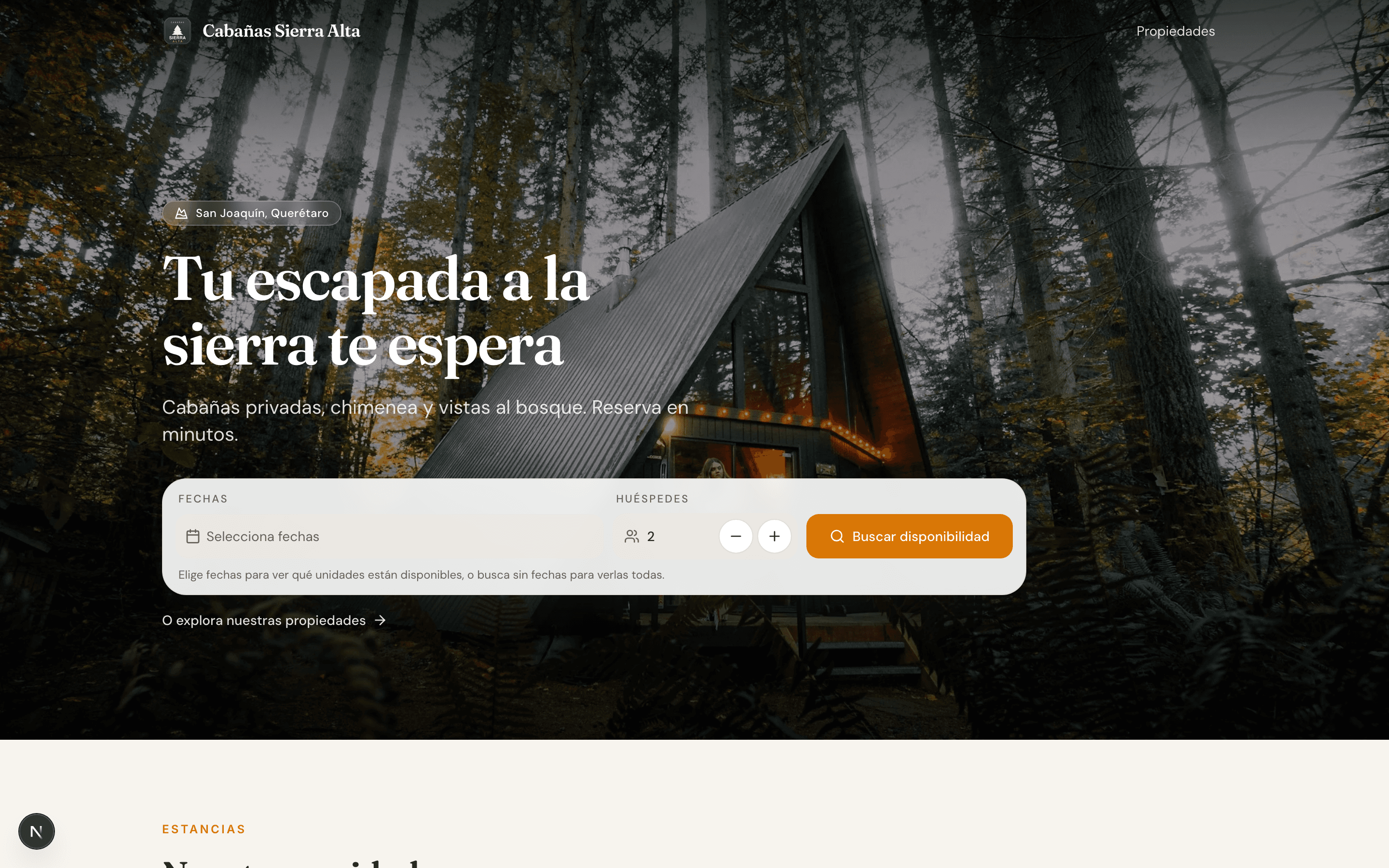 Sitio público de reservas con la marca del dueño: hero con buscador de disponibilidad, experiencias del destino y enlaces a redes. Tus huéspedes nunca ven «PINOVAL».
