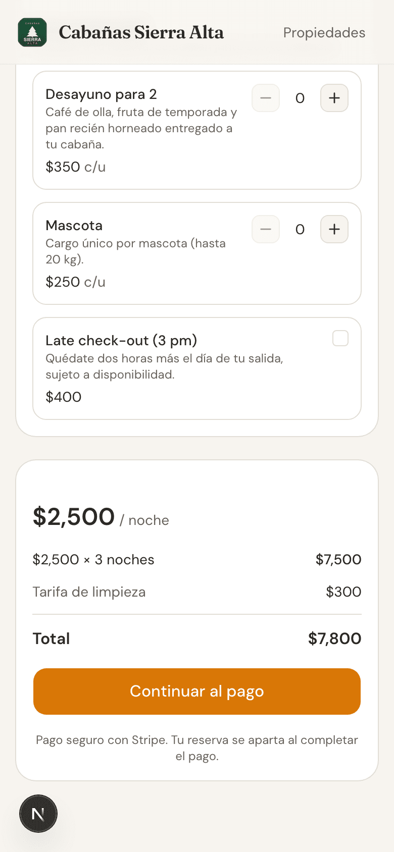 Formulario de reserva en móvil con cotización en vivo y extras de pago.